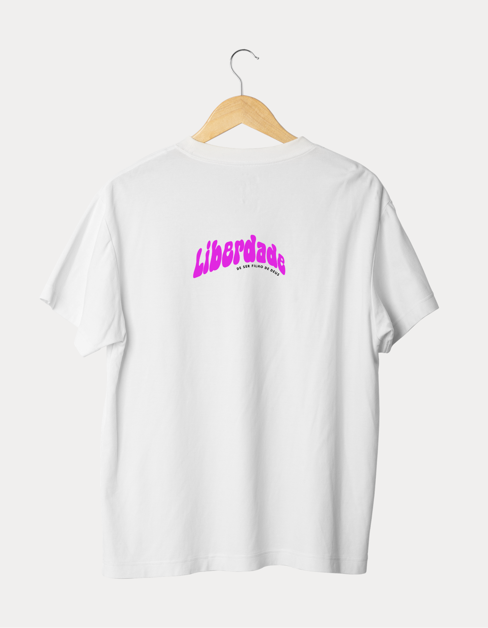 Arte de camiseta Liberdade, criada por Mari